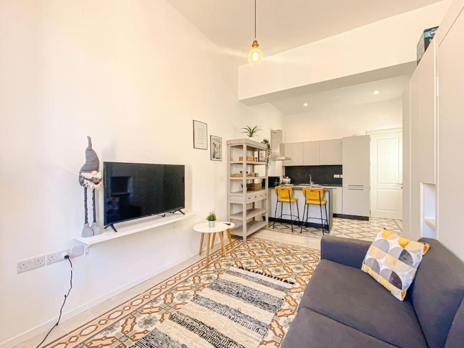 Entire In 1a By Solea Sliema